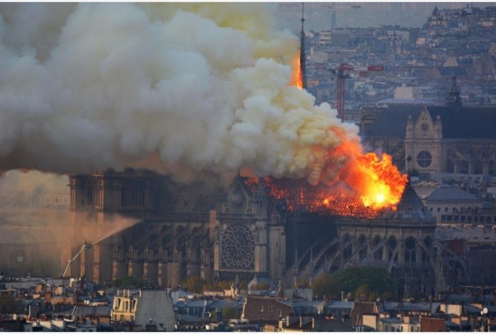 NotreDame_incendio_Afp36.jpg_997313609