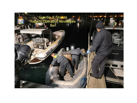 Bloccato gommone con 400 kg marijuana al largo Lecce