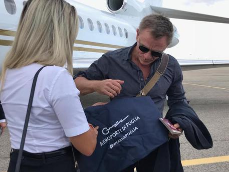 Daniel Craig, impegnato nelle riprese di James Bond tra Gravina e Matera, all'aeroporto di Bari.Foto di Aeroporti Puglia