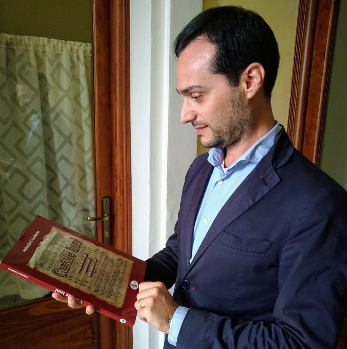 Tonio Calabrese con libro