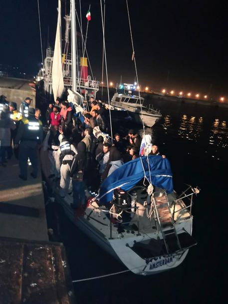 Migranti: in 55 arrivano su un veliero in porto Corigliano Rossano