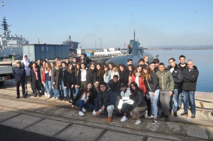 Foto 2 visita Liceo De Giorgi al sommergibile Marina militare a Taranto