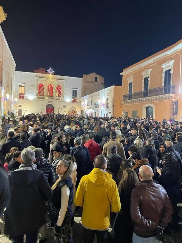I visitatori in fila in piazza San Giorgio a Santo Stefano per ammirare il Presepe vivente