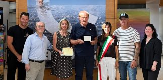WOJTEK PANKIEWICZ PREMIATO CON UNA TARGA DI FEDELTA’ DAL SINDACO DI CATTOLICA PER I SUOI 70 ANNI CONSECUTIVI DI VACANZE ESTIVE NELLA RIDENTE LOCALITA’ ROMAGNOLA