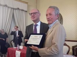 Premio alla “Responsabilità sociale d’impresa” ad Antonio Quarta. Le congratulazioni di Wojtek Pankiwicz, presidente di “Valori e Rinnovamento”